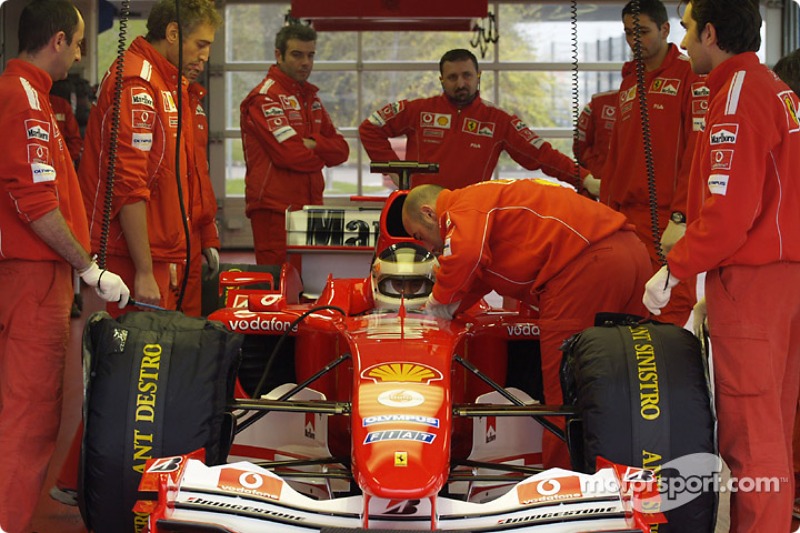 Carlos Reutemann prueba el Ferrari F2004