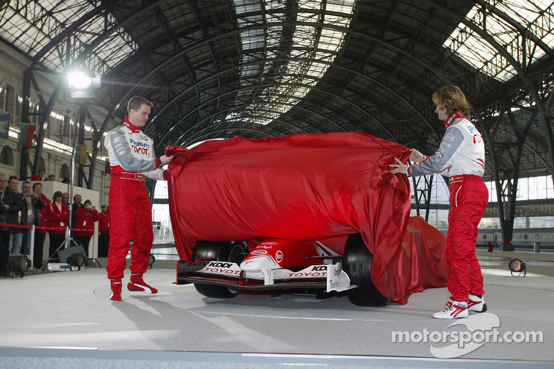 Ralf Schumacher and Jarno Trulli unveil the Toyota TF105