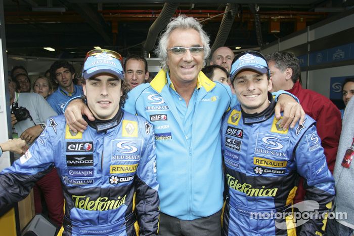 Ganador de la carrera Giancarlo Fisichella celebra con Fernando Alonso y Flavio Briatore
