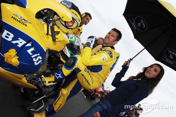 Troy Bayliss en la parrilla de salida