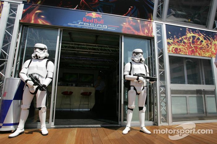 Stormtroopers en la estación de energia de Red Bull Racing