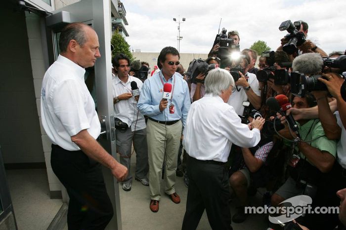 Ron Dennis y Bernie Ecclestone salen de la reunión con Michelin