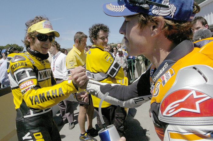 Nicky Hayden félicité par Valentino Rossi