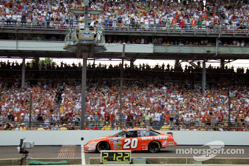 Zielflagge für Tony Stewart