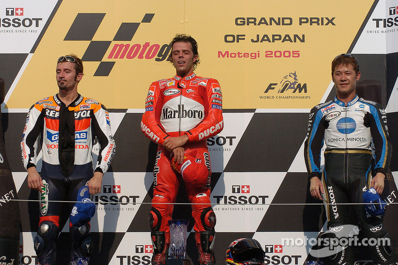 Podio: ganador de la carrera Loris Capirossi, segundo lugar Max Biaggi y el tercer lugar Makoto Tama