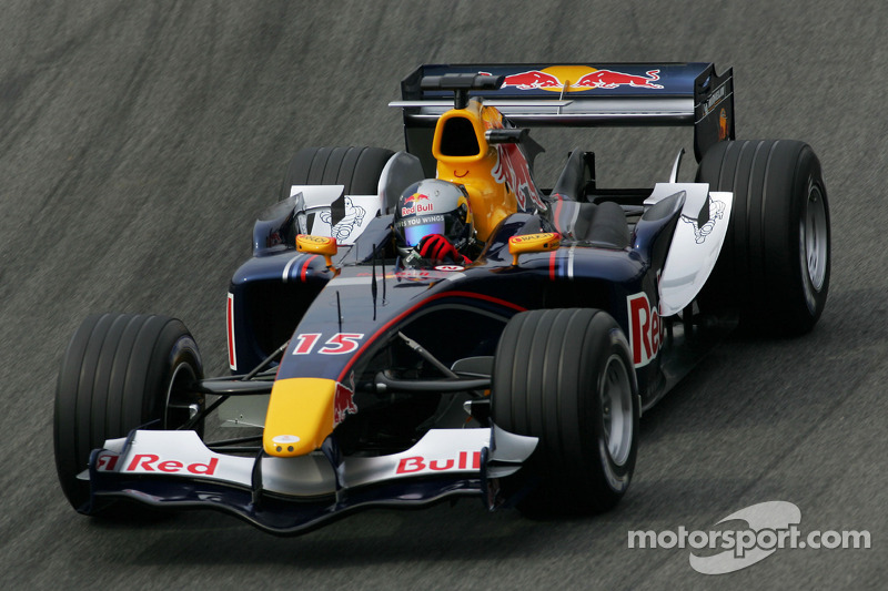 A equipe Red Bull, uma das referências da F1 na atual década, fazia apenas sua temporada de estreia, ainda no pelotão intermediário.