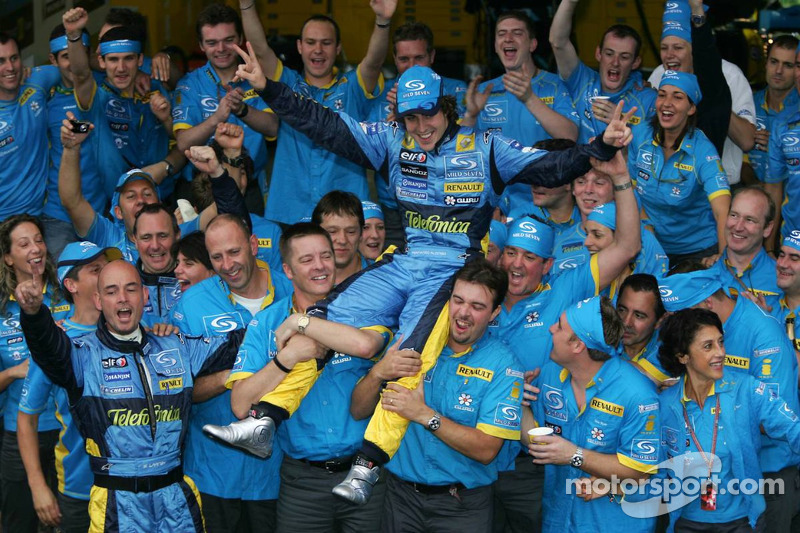 Campeón del Mundo 2005 Fernando Alonso celebra con los miembros del equipo Renault F1