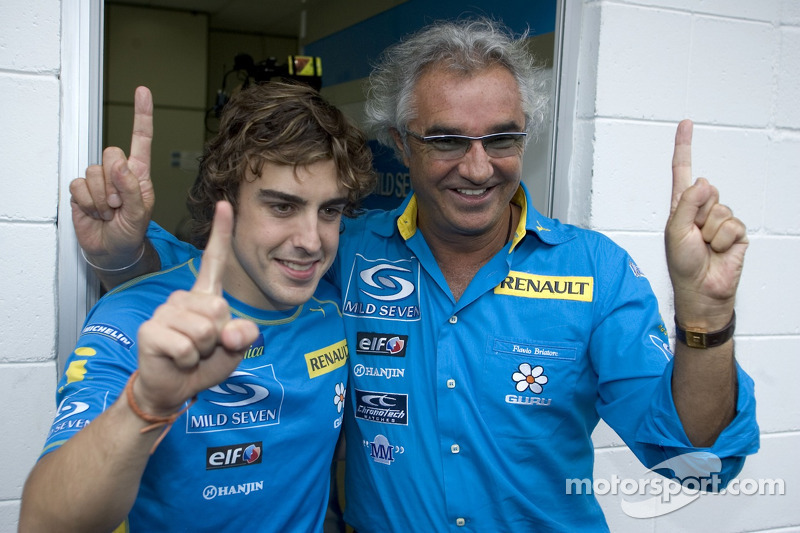 Fernando Alonso, Renault, feiert mit Teamchef Flavio Briatore