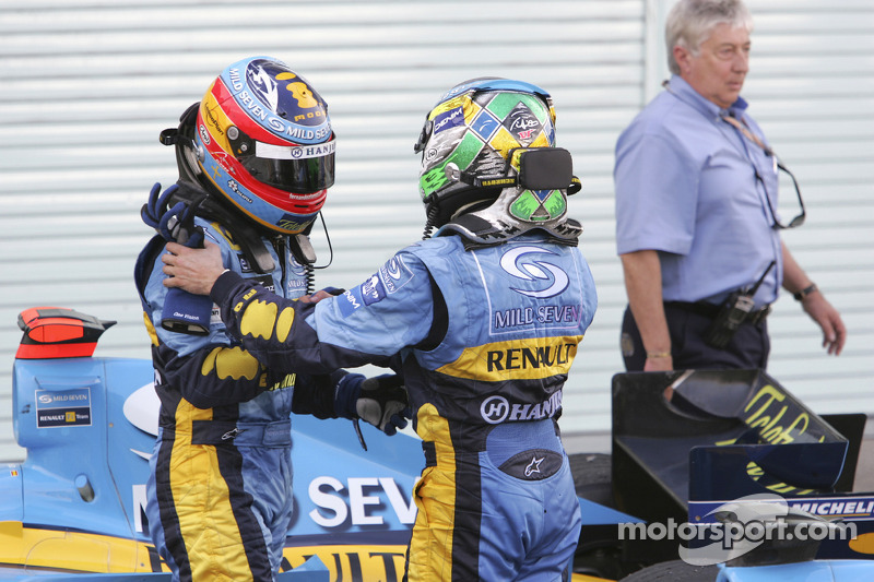 Fernando Alonso y Giancarlo Fisichella se felicitan mutuamente