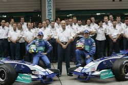 Sauber photoshoot: Felipe Massa and Jacques Villeneuve pose with Sauber team members