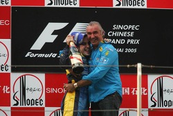Fernando Alonso, vainqueur, célèbre sa victoire avec Flavio Briatore