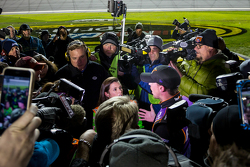 Danica Patrick, Stewart-Haas Racing Chevrolet et Denny Hamlin, Joe Gibbs Racing Toyota en altercation