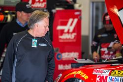 Gene Haas olha para o carro de Regan Smith