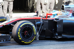 Fernando Alonso, McLaren MP4-30 correndo com equipamento sensorial