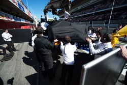 El McLaren MP4-30 de Fernando Alonso, es llevado a los pits en un camión