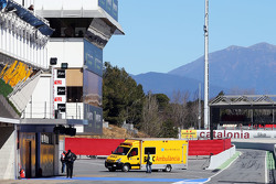 Fernando Alonso, McLaren es transportado en ambulancia