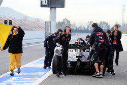 Daniil Kvyat, Red Bull Racing RB11 se detiene al final de la calle de boxes