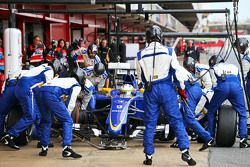 Marcus Ericsson, Sauber C34 practica una parada en boxes