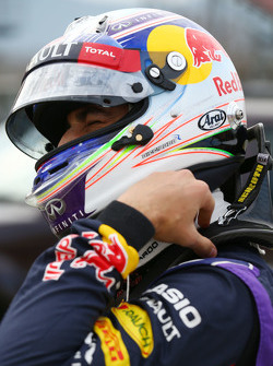 Daniel Ricciardo, Red Bull Racing RB11 para no circuito