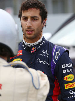 Daniel Ricciardo, Red Bull Racing RB11, se frena en el circuito