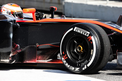 Jenson Button, McLaren MP4-30 correndo com a pintura flow-vis no lado