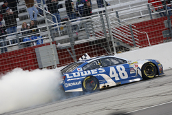 Ganador de la Carrera Jimmie Johnson, Hendrick Motorsports Chevrolet celebra