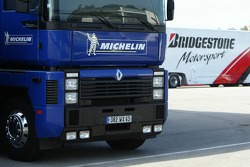 Camions Michelin et Bridgestone