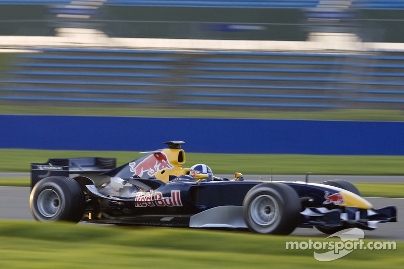 David Coulthard prueba motor del nuevo Red Bull Racing RB2