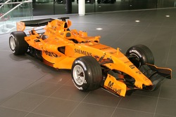 De McLaren MP4-21 in het McLaren Technology Center