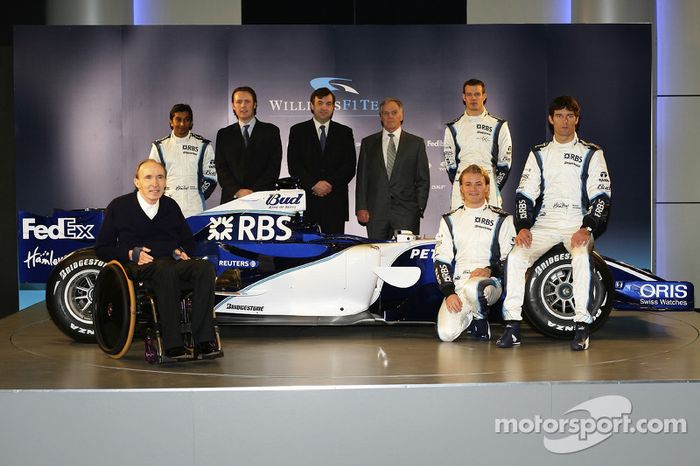 Alexander Wurz, Mark Webber, Nico Rosberg y Narain Karthikeyan con Frank Williams y el nuevo Williams FW28
