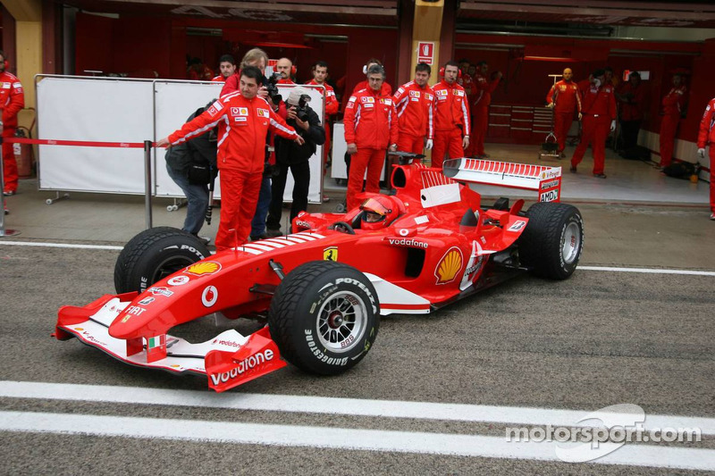 Valentino Rossi mengemudikan Ferrari F2004 spesifikasi mesin V10 di Valencia pada 2006