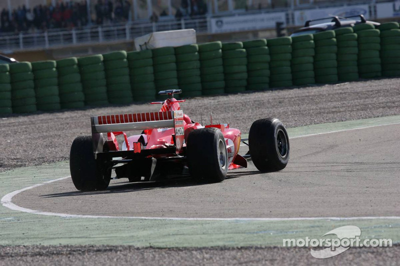 Valentino Rossi conduce el Ferrari F2004 con motor V10 en Valencia en 2006