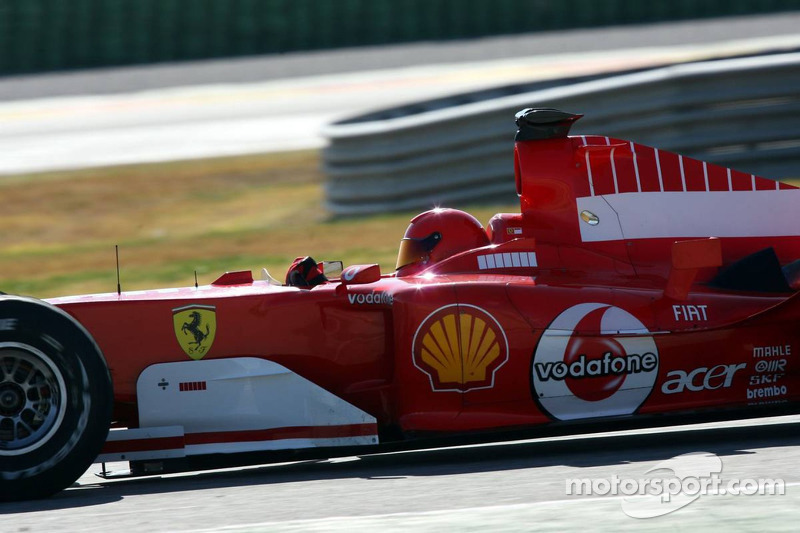 Valentino Rossi conduce el Ferrari F2004 con motor V10 en Valencia en 2006