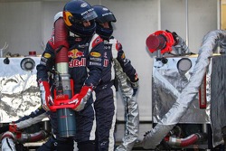 Un membre de l'équipe Red Bull Racing se tient prêt pour le ravitaillement