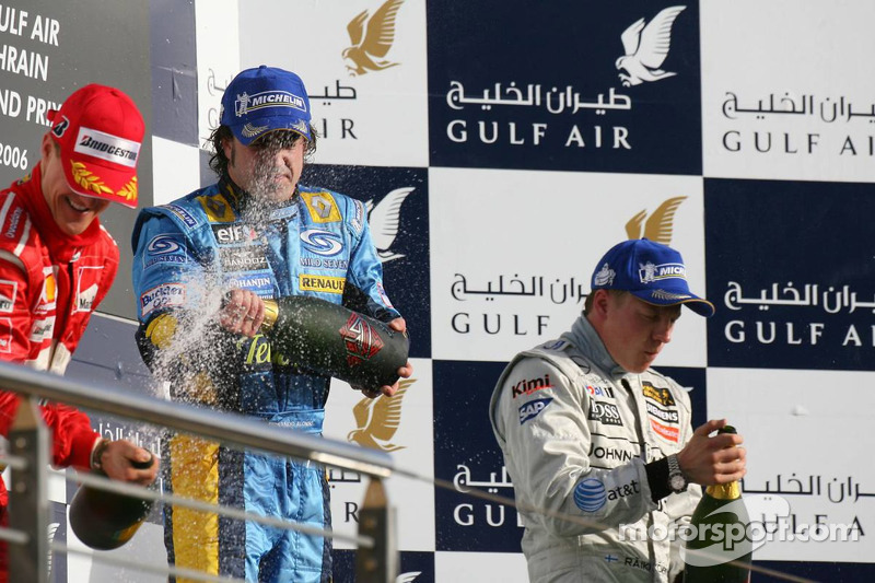 Podio: champagne para Fernando Alonso, Michael Schumacher y Kimi Raikkonen