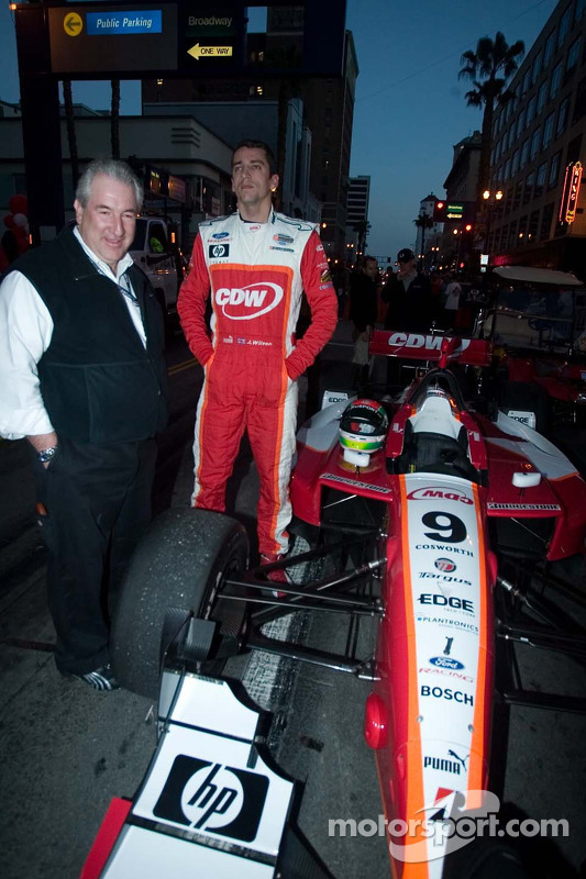 Le directeur des opérations de RuSPORT Steven Wulff et le pilote Justin Wilson