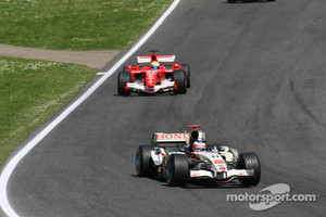 Rubens Barrichello por delante de Felipe Massa