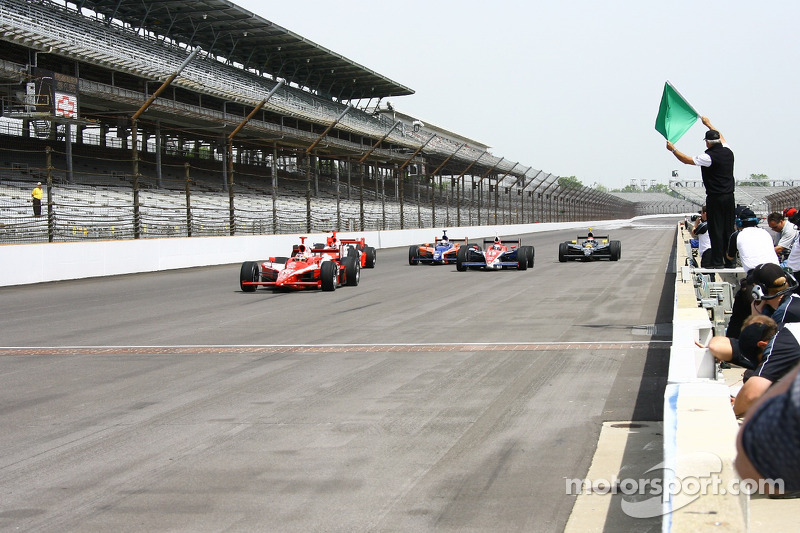 Rick Mears agîte le drapeau vert sur Helio Castroneves, Eddie Cheever, Buddy Lazier, Buddy Rice, Al Unser Jr. et Dan Wheldon