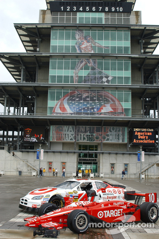 L'équipe Ganassi Racing NASCAR Nextel Cup et les voitures IRL posent devant le Pagoda