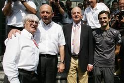 Bernie Ecclestone, Ron Dennis, le roi d'Espagne Juan Carlos I et Pedro de la Rosa