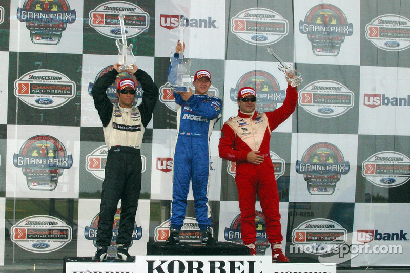 Podium: le vainqueur de la course A.J. Allmendinger avec Bruno Junqueira et Oriol Servia