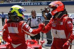 Ganador de la pole Michael Schumacher celebra con Felipe Massa