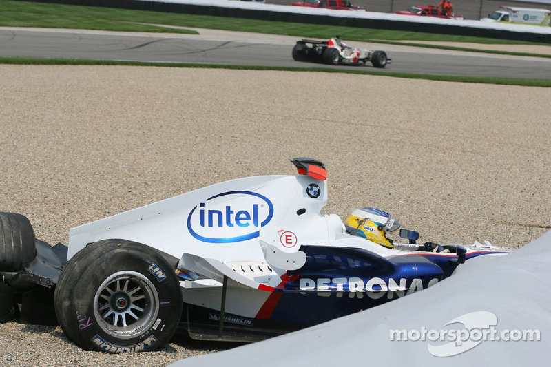 Der BMW-Sauber-Fahrer kommt mit dem Schrecken davon und ...