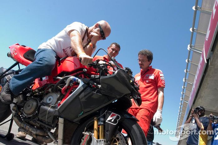 Randy Mamola desprotege su biplaza