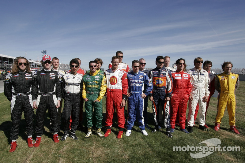 Tous les pilotes de Champ Car posent ensemble pour un portrait avant l'événement
