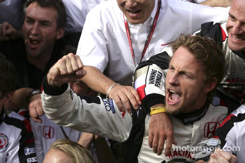 En 2006, Jenson Button salió del centro del pelotón del GP de Hungría y venció una carrera marcada por la lluvia, accidentes y abandonos bizarros