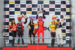 Podio de  la GT: El ganador Oliver Beretta, segundo lugar Ryan Dalziel, tercer lugar Johnny O'Connell