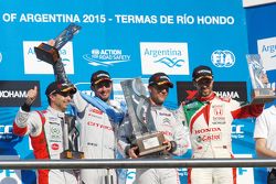 Podio: ganador de la carrera Sébastien Loeb, segundo lugar José María López, el tercer lugar Tiago Monteiro