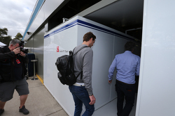 Giedo van der Garde komt de Saubergarage binnen