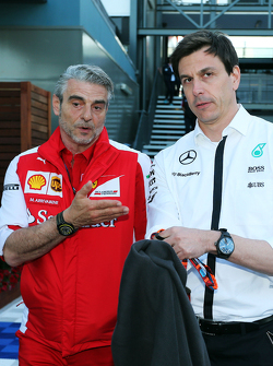 Maurizio Arrivabene, Ferrari-Teamchef, mit Toto Wolff, Mercedes-Sportchef